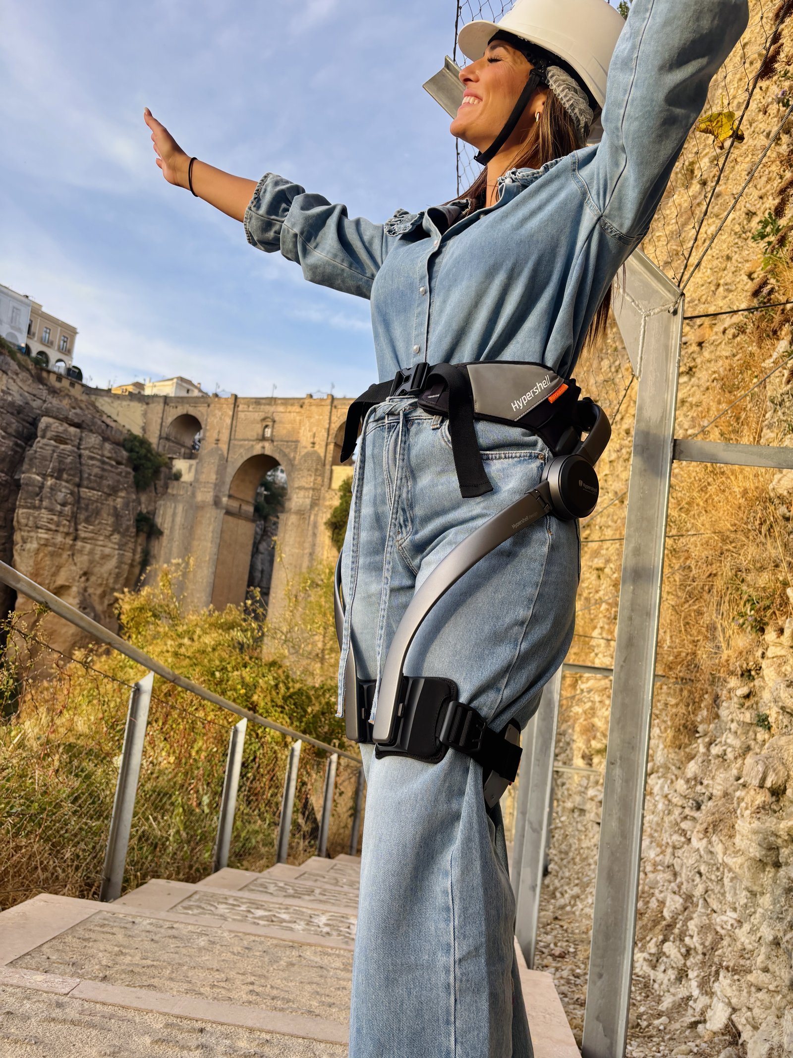 Senderista con exoesqueleto en el desfiladero del Tajo, con el Puente Nuevo de Ronda al fondo
