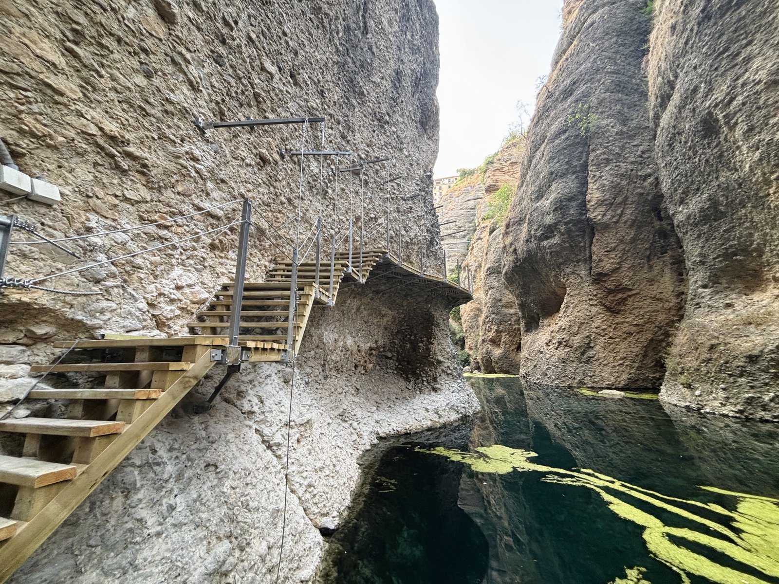 Pasarelas de madera sobre el río Guadalevín en el desfiladero del Tajo de Ronda